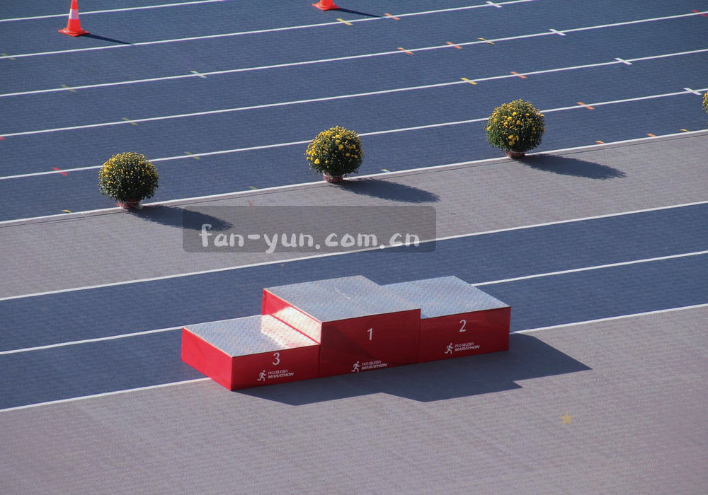 桌面屏幕上并列两个浏览窗口，左侧是比赛检索结果，右侧是同一指标的历史数据对照